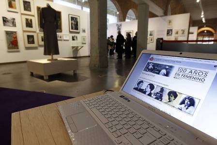 CUL24. MADRID, 08/03/2012.- Desde 1911, en que se declaró el 8 de marzo Día
Internacional de la Mujer, las mujeres han sido protagonistas de un siglo cuya
historia cuenta la exposición "100 años en femenino", que, organizada por
Acción Cultural Española y por el Ayuntamiento de Madrid, ha sido presentada
hoy a los periodistas -en la fotografía, recorriendo la muestra-. La muestra
reúne cerca de 200 piezas entre documentales, fotografías -procedentes del
archivo de la Agencia Efe-, cortes radiofónicos, música, carteles, prensa,... CUL24. MADRID, 08/03/2012.- Desde 1911, en que se declaró el 8 de marzo Día
Internacional de la Mujer, las mujeres han sido protagonistas de un siglo cuya
historia cuenta la exposición "100 años en femenino", que, organizada por
Acción Cultural Española y por el Ayuntamiento de Madrid, ha sido presentada
hoy a los periodistas -en la fotografía, recorriendo la muestra-. La muestra
reúne cerca de 200 piezas entre documentales, fotografías -procedentes del
archivo de la Agencia Efe-, cortes radiofónicos, música, carteles, prensa,...